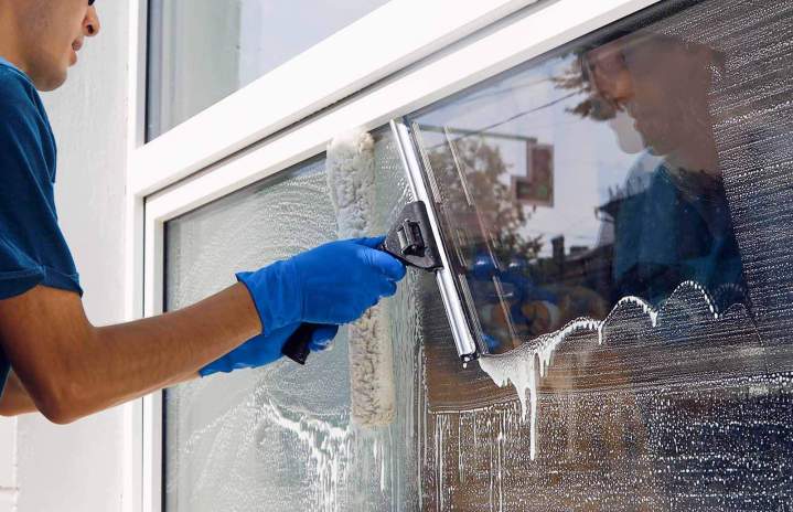 Nettoyage de vitres intérieurs et extérieurs pour une clarté impeccable
